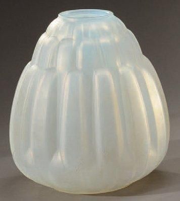 André HUNEBELLE (1896-1985) Vase conique en verre opalescent à décor stylisés de...
