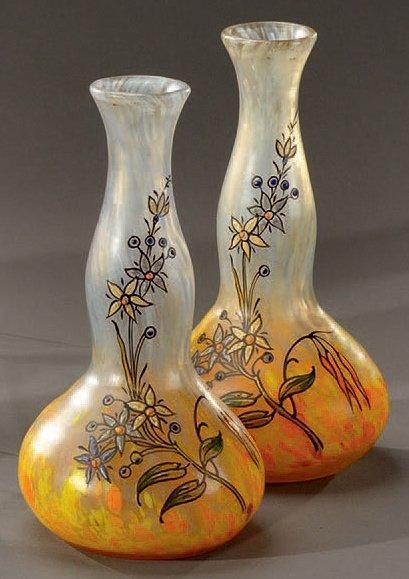 EST DE LA FRANCE Paire de vases cornets en verre marmoréen jaune et orange, à décor...