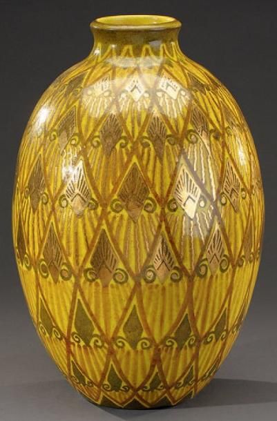 Raoul LACHENAL (1885-1956) Grand vase ovoïde à col resserré en grès émaillé vert...