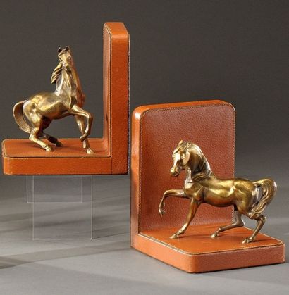 SCHILZ, Paris Paire de serre-livres en cuir grainé à décor de deux chevaux cabrés...