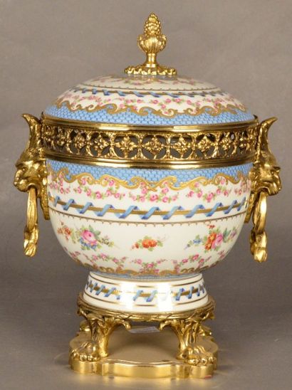Dans le goût de Meissen Grand pot pourri en porcelaine à décor de guirlandes de fleurs,...