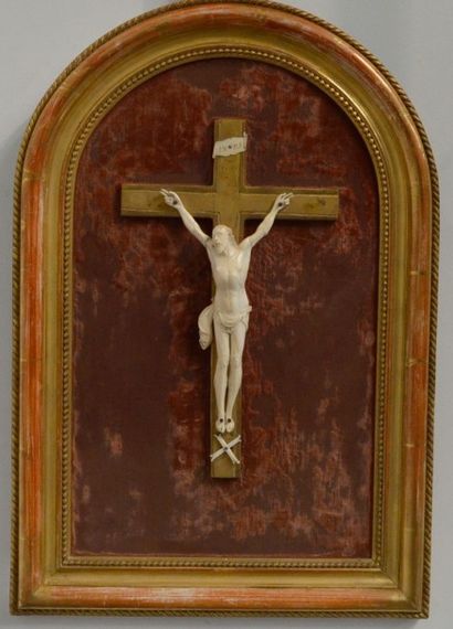 null Un crucifix en ivoire, dans un cadre en plein cintre avec son titulus marqué...