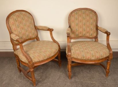 null Deux fauteuils de style Louis XVI et une bergère de style Louis XV en bois naturel,...