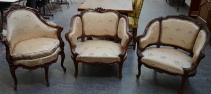 null Deux bergères et un fauteuil de coiffeuse en bois sculpté 
Style Louis XV 
Différences
Garniture...