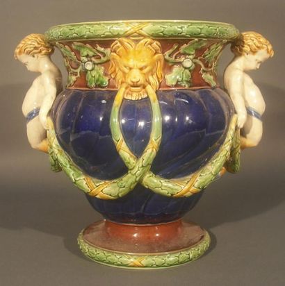 MINTON? (Italie?) Vase balustre sur piédouche en céramique polychrome, les prises...