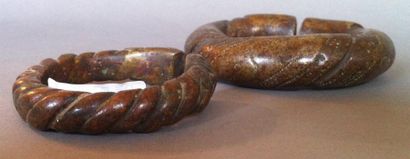 null Lot de deux bracelets ouverts en métal gravé, Afrique de l'Ouest