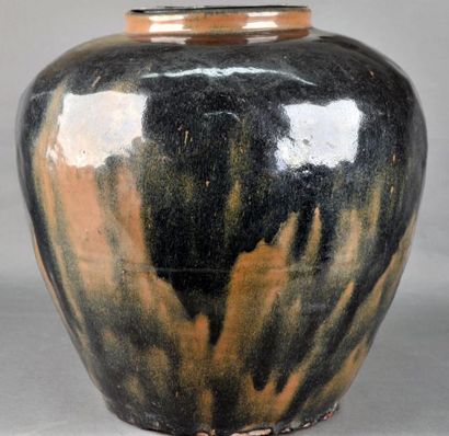 CHINE - Epoque SONG (960 - 1279) Jarre de forme balustre en grès émaillé brun noir...