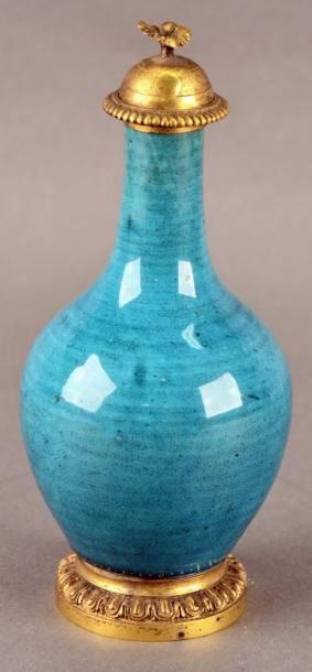 CHINE - Époque KANGXI (1662-1722) Petit vase de forme bouteille en porcelaine émaillée...