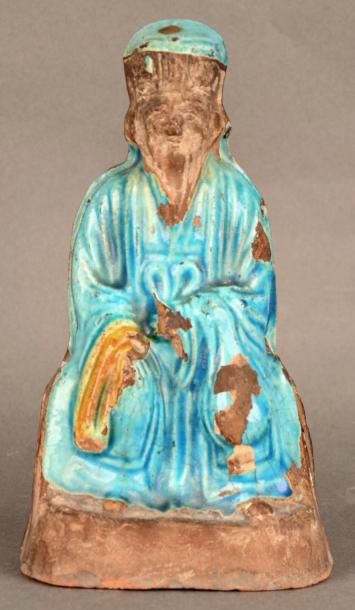 CHINE - Époque KANGXI (1662-1722) Petite statuette de personnage assis en grès émaillé...