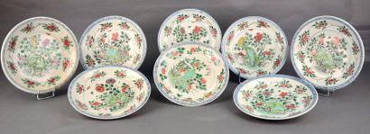 CHINE - Époque KANGXI (1662-1722) Huit petites coupes en porcelaine polychrome Dont...