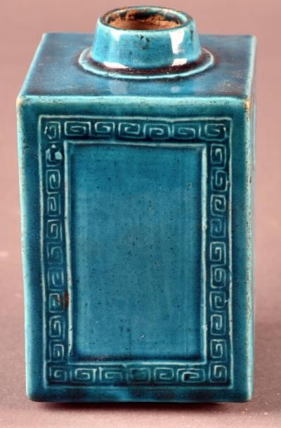 CHINE - époque Qianlong (1736-1795) Flacon de forme quadrangulaire en porcelaine...