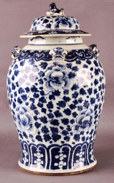 CHINE - XIXe siècle Potiche de forme balustre en porcelaine blanche décorée en bleu...