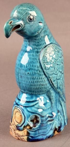 CHINE - XIXe siècle Statuette de perroquet posé sur un rocher en porcelaine émaillée...