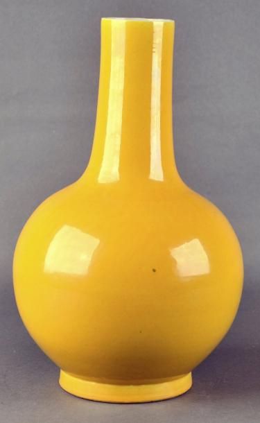 CHINE - XIXe siècle Vase de forme bouteille en porcelaine émaillée jaune H. 34 c...