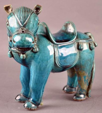 CHINE - XIXe siècle Statuette de cheval debout à l'arrêt et harnaché en porcelaine...