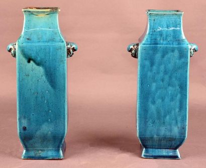 CHINE - XIXe siècle Paire de vases de forme quadrangulaire en porcelaine émaillée...