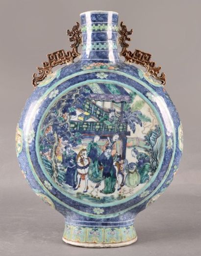 null CHINE - Fin du XIXe, début du XXe siècle
Gourde en porcelaine de Canton


