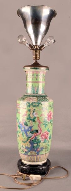 CHINE - XXe siècle Vase de forme rouleau en porcelaine émaillée vert décorée en émaux...