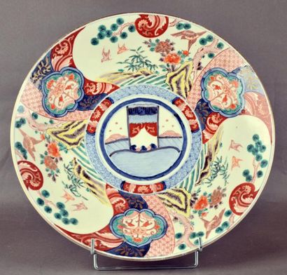 JAPON - XIXE SIÈCLE Coupe ronde en porcelaine blanche décorée en bleu sous couverte...