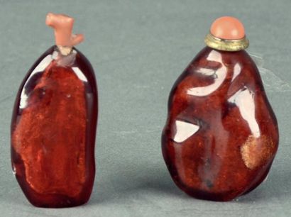 CHINE - XIXe siècle Deux flacons tabatières en forme de galet en ambre rouge, bouchons...