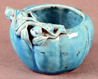 CHINE - Époque KANGXI (1662-1722) Petit lave pinceaux en forme de melon en porcelaine...