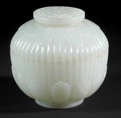 Époque QIANLONG (1736 - 1795) Boite couverte en néphrite blanche en forme de pétales...