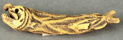 JAPON - XIXE SIÈCLE Netsuke en ivoire à patine jaune, en forme de poisson séché Non...