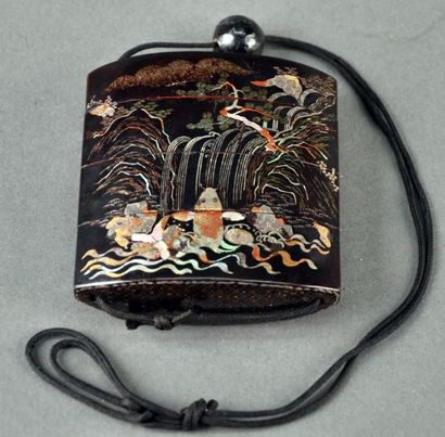 JAPON - Epoque MEIJI (1868 - 1912) Inro à trois cases en laque noir décoré avec des...