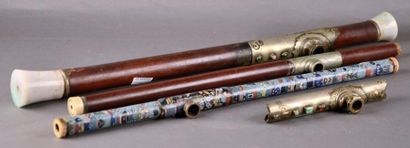 CHINE Ensemble de trois pipes à opium en cloisonné et bambou et support de fourreau...