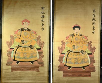 CHINE - XIXe siècle Deux peintures en hauteur sur papier, portrait des empereurs...