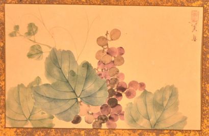 null Une aquarelle représentant des raisins Japon, début du XXe siècle H. 18,5 cm...