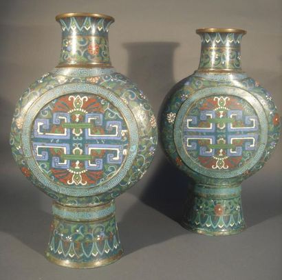 JAPON - fin du XIXe siècle Paire de vases de forme gourde en bronze et émaux cloisonnés...