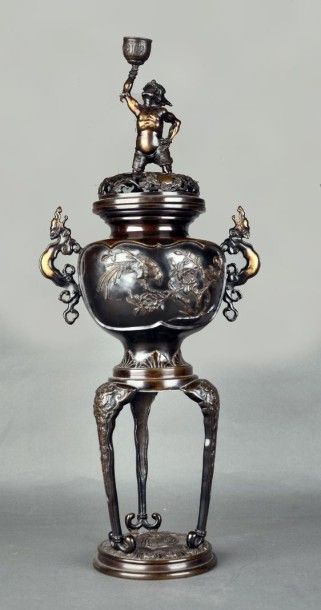 JAPON - Epoque MEIJI (1868 - 1912) Brûle parfum tripode en bronze à patine brune...