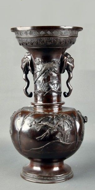 JAPON - Epoque MEIJI (1868 - 1912) Vase à panse basse en bronze à patine brune décoré...