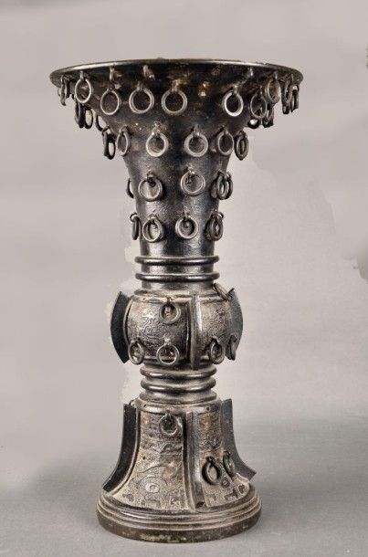 Époque MING (1368 - 1644) Vase de forme "gu" en bronze à patine brune, à décor de...