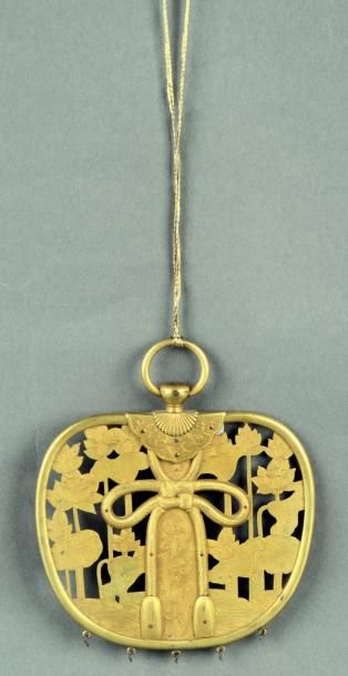 JAPON - Epoque MEIJI (1868 - 1912) Ornement en laiton à décor ajouré de lotus, rinceau...