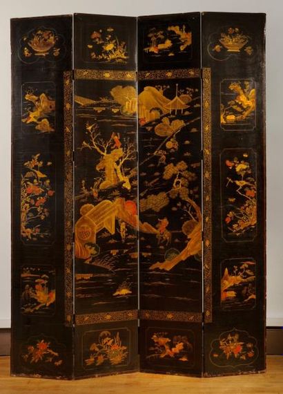 CHINE - Epoque QIANLONG (1736 - 1795) Paravent à quatre feuilles en laque noir, décoré...