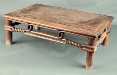 CHINE - XIXe siècle Petit table rectangulaire en huali, la ceinture torsadée H. 16,5...
