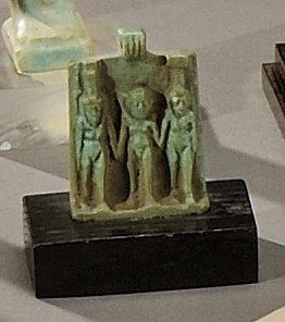 Amulette triade présentant Isis, Harpocrate...