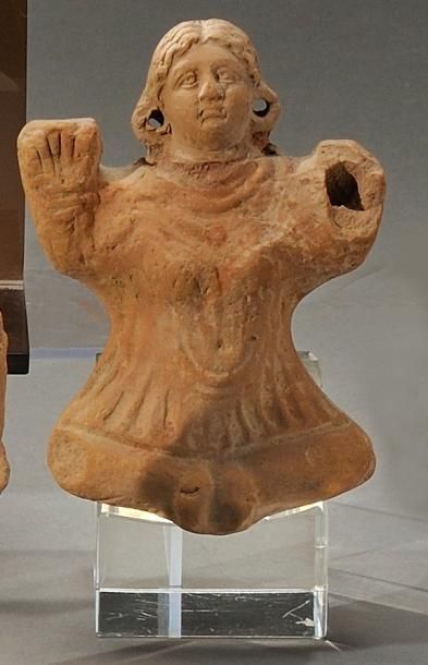 null Statuette figurant une femme assise en tailleur et levant les bras Egypte, époque...