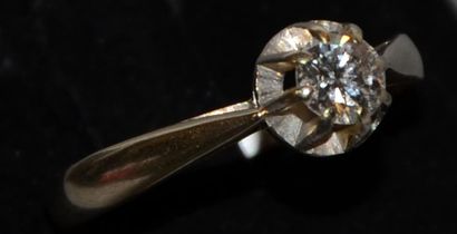 null Solitaire orné d'un diamant taille moderne d'environ un demicarat, serti griffe...