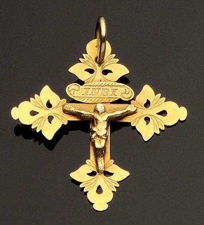 null Croix de Savoie en or ajouré et ciselé, appliqué du Christ en croix Poids 12,2...