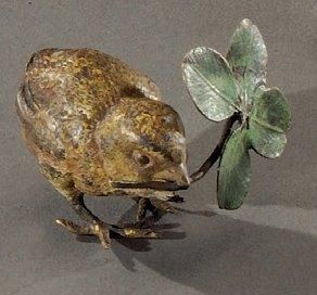 null Bronze de Vienne Poussin tenant en son bec un trèfle à quatre feuilles Bronze...