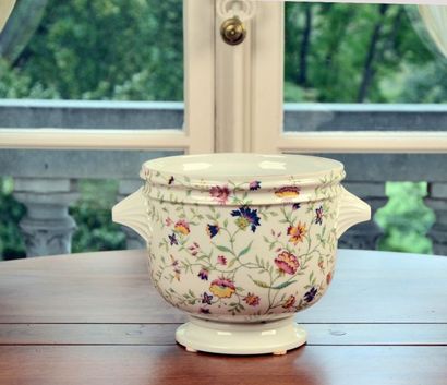 LIMOGES Cache-pot en porcelaine émaillée à décor de fleurs polychrome, modèle Adriana...