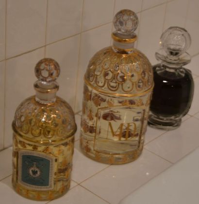 null Un flacon de toilette Baccarat et deux flacons «aux abeilles» de Guerlain H....