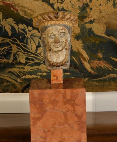 null Tête de femme au collier en bois polychrome, sculpté, laqué et doré H. 18 cm...
