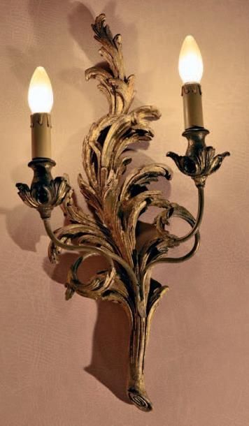 null Applique à deux lumières, le fût en bois doré à palmes Travail italien moderne...