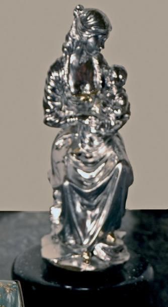 P. MORONI (?) Vierge à l'Enfant Statuette en bronze argenté, signée H. 21 cm