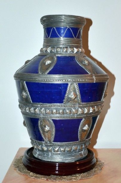 MOYEN-ORIENT Vase balustre en terre cuite émaillée bleue, monture en métal argenté...