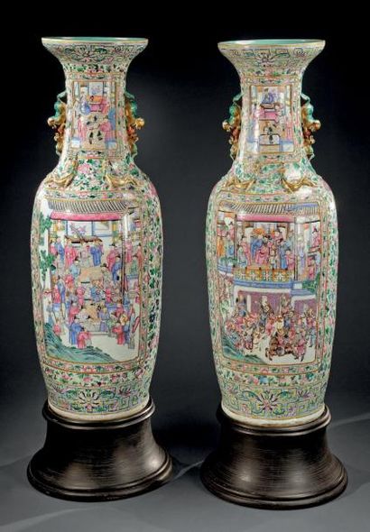 null Paire de grands vases en porcelaine de Canton à décor polychrome de personnages...